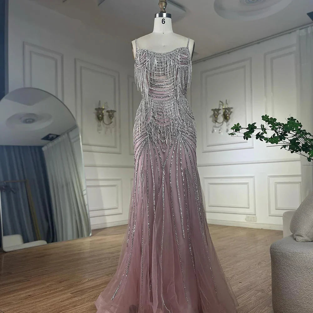Luxuriöses nudefarbenes Meerjungfrauen-Abendkleid mit Kristallquasten
