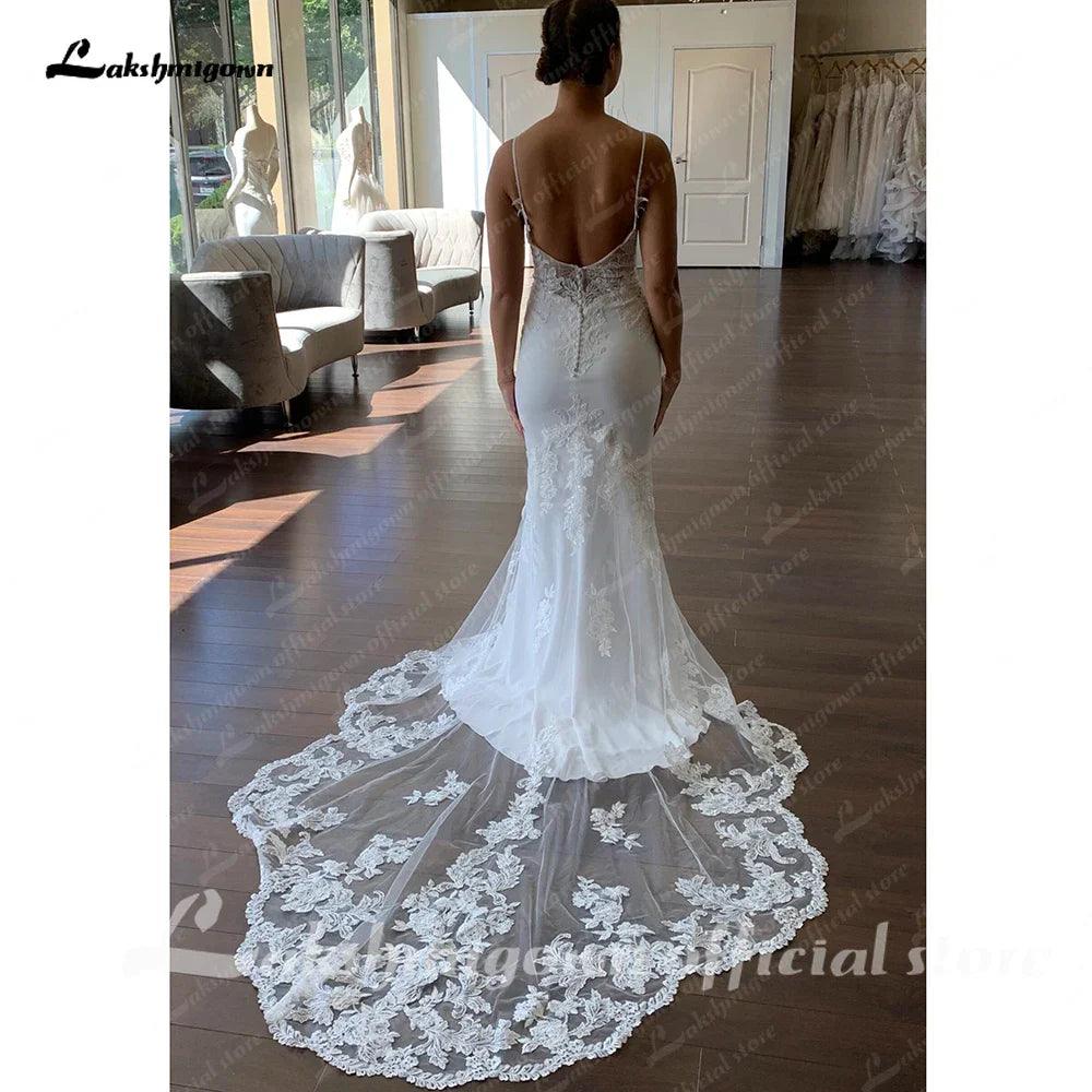 Vestido de novia NumberSea 2025 de sirena con escote en V profundo y tirantes finos, estilo bohemio, para playa. 