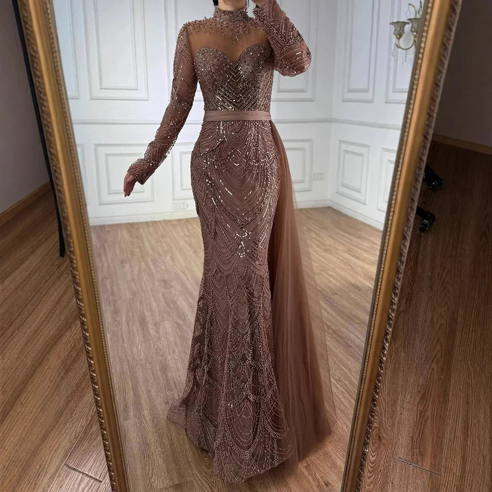 Luxuriöses braunes Meerjungfrauen-Abendkleid mit seitlichem Überrock