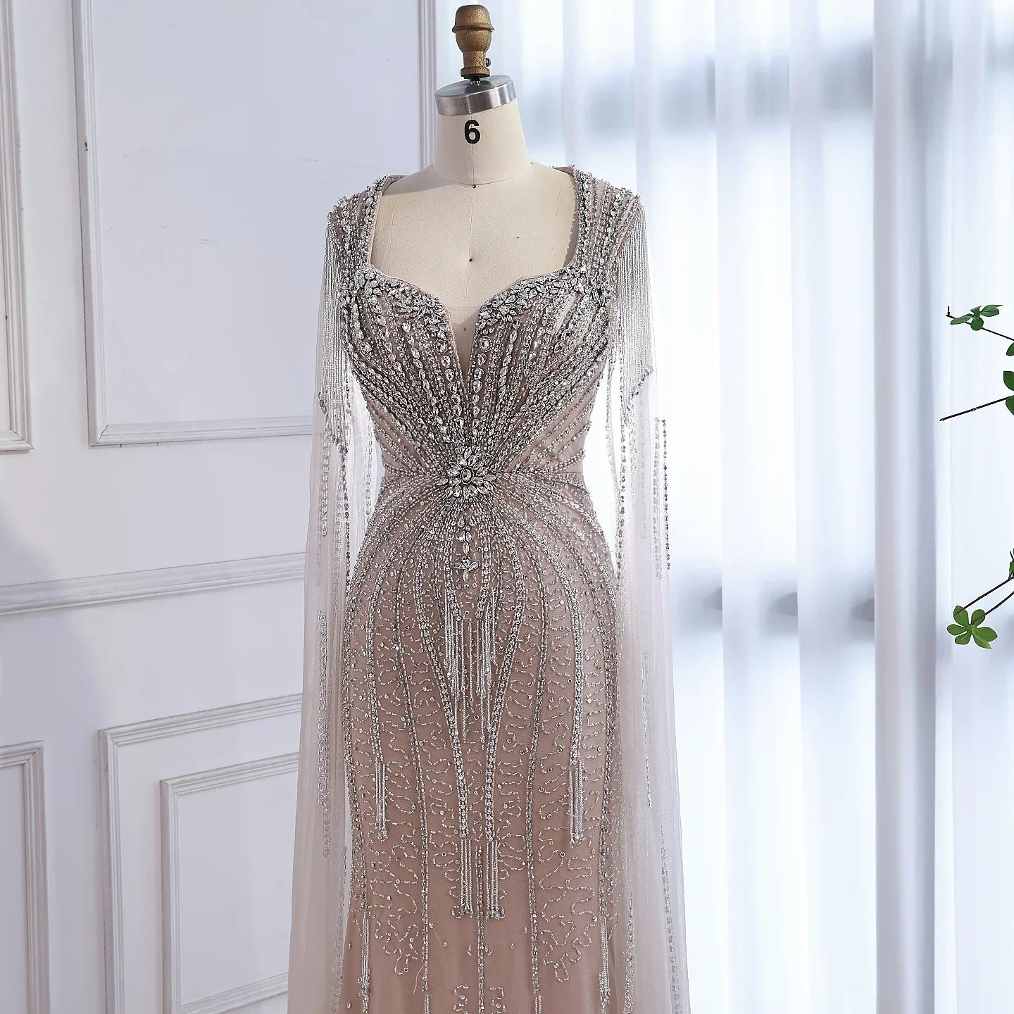 Luxuriöses, perlenbesetztes Abendkleid in Karamell mit Cape LA72992A