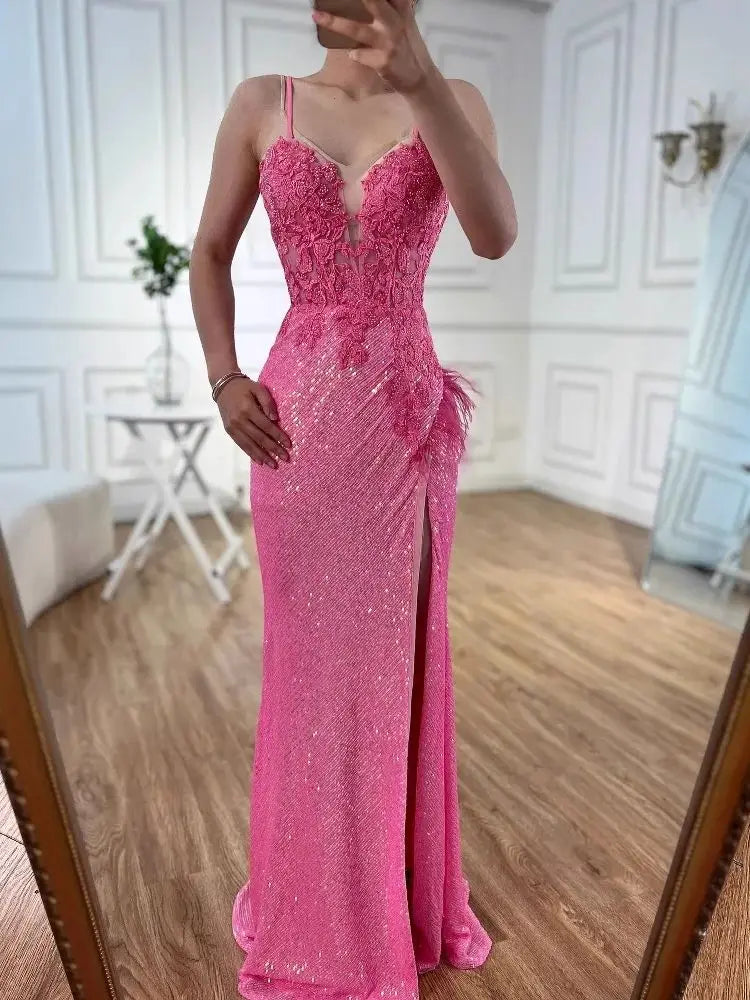Luxuriöses rosa Feder-Perlen-Meerjungfrau-Ballkleid mit Schlitz LA72987