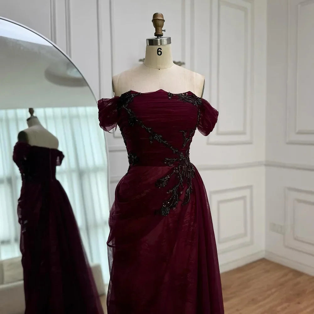 Elegantes weinrotes schulterfreies Spitzen-Abendkleid mit Applikationen