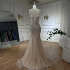 Luxuriöses nudefarbenes Meerjungfrauen-Abendkleid mit Kristallquasten