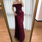 Elegantes weinrotes schulterfreies Spitzen-Abendkleid mit Applikationen