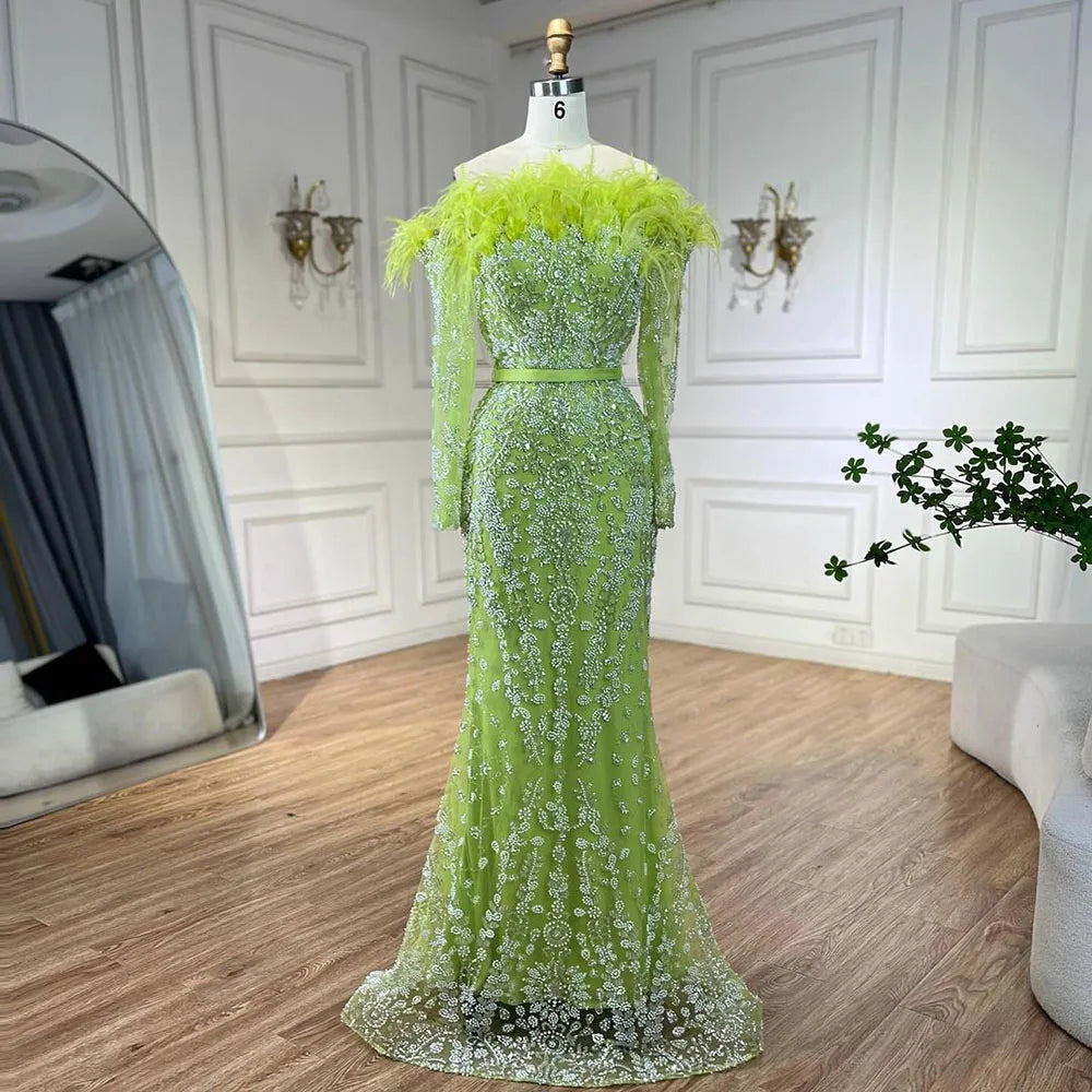 Luxuriöses grünes Abendkleid mit langen Ärmeln, Federn und Perlen aus Dubai