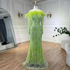Luxuriöses grünes Abendkleid mit langen Ärmeln, Federn und Perlen aus Dubai