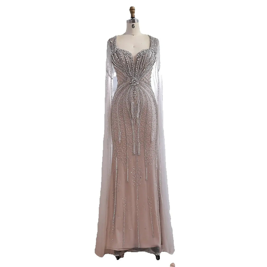 Luxuriöses, perlenbesetztes Abendkleid in Karamell mit Cape LA72992A