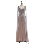 Luxuriöses, perlenbesetztes Abendkleid in Karamell mit Cape LA72992A