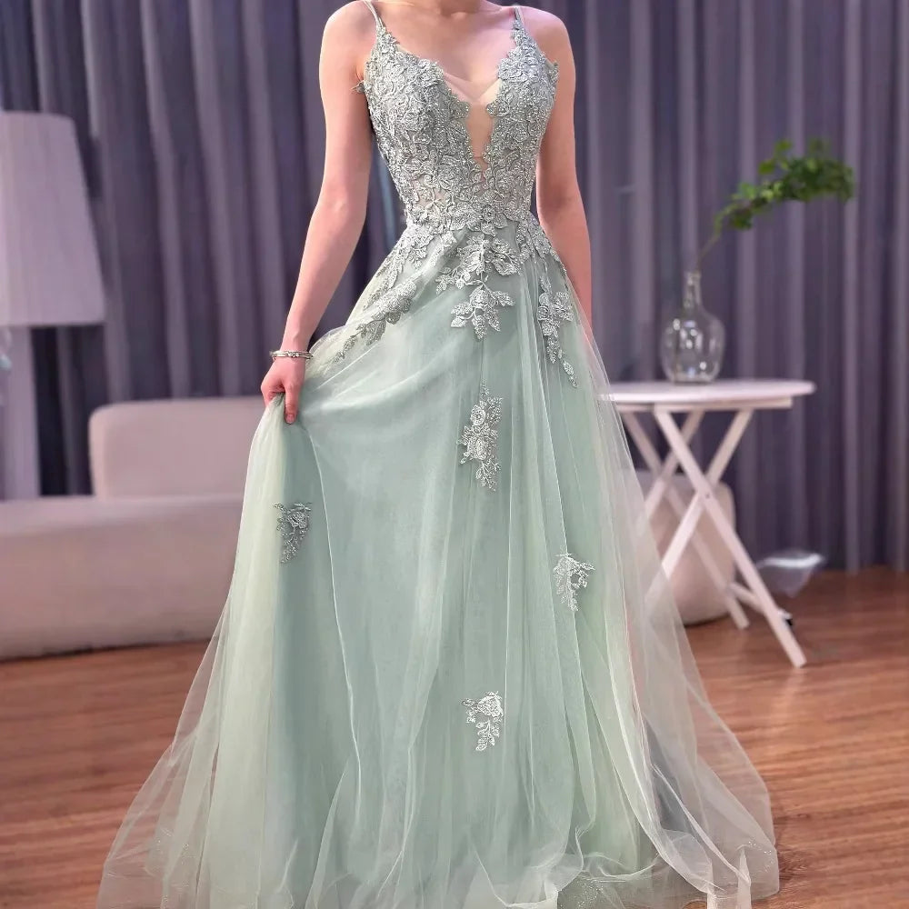 Luxuriöses salbeigrünes A-Linien-Abschlussballkleid aus Spitze mit Spaghettiträgern