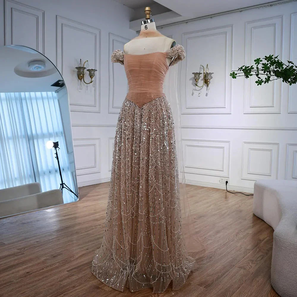 Luxuriöses arabisches Abendkleid mit Cape und rosa Perlenstickerei