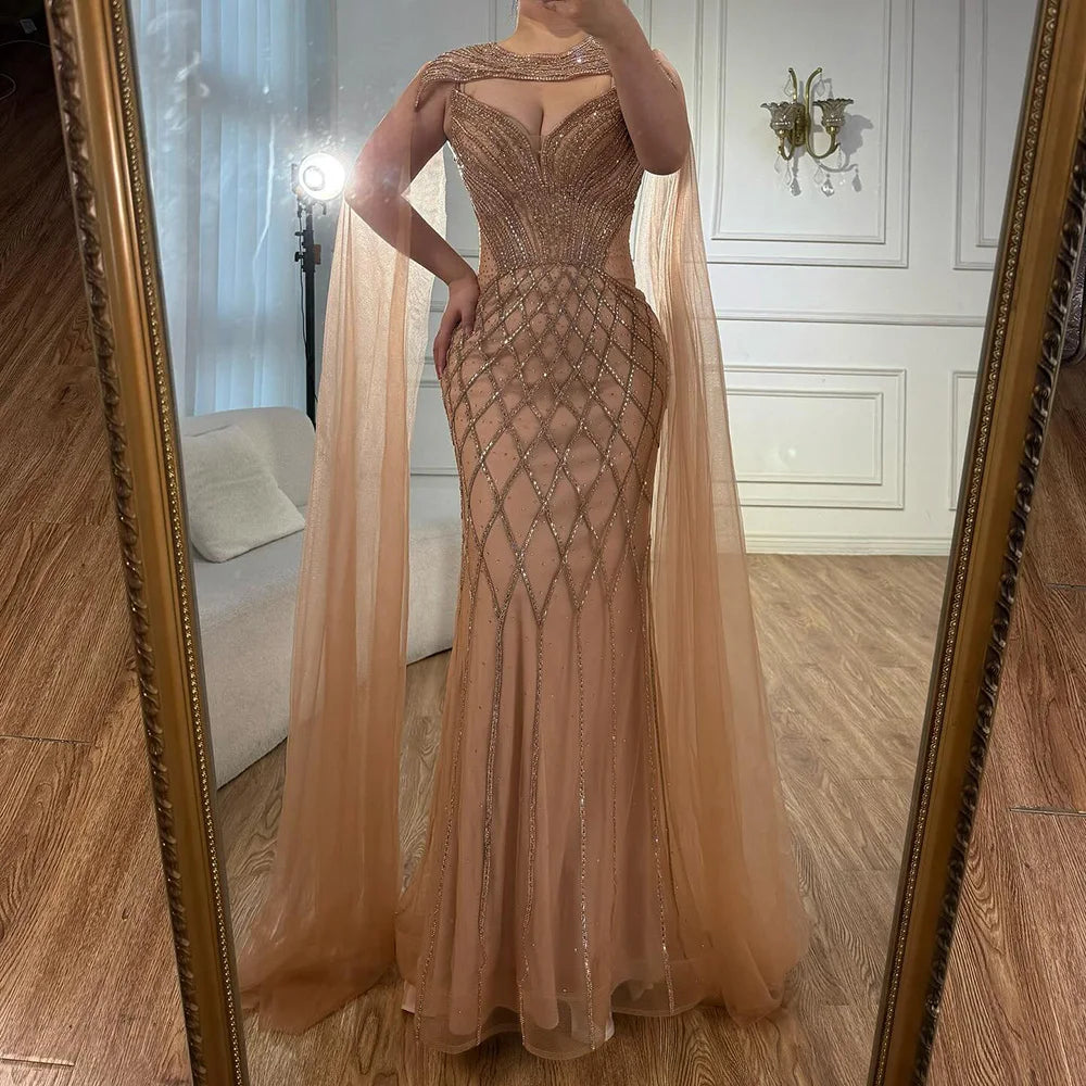 Vestido de Noche de Lujo Color Nude de Sirena con Cuentas y Capa
