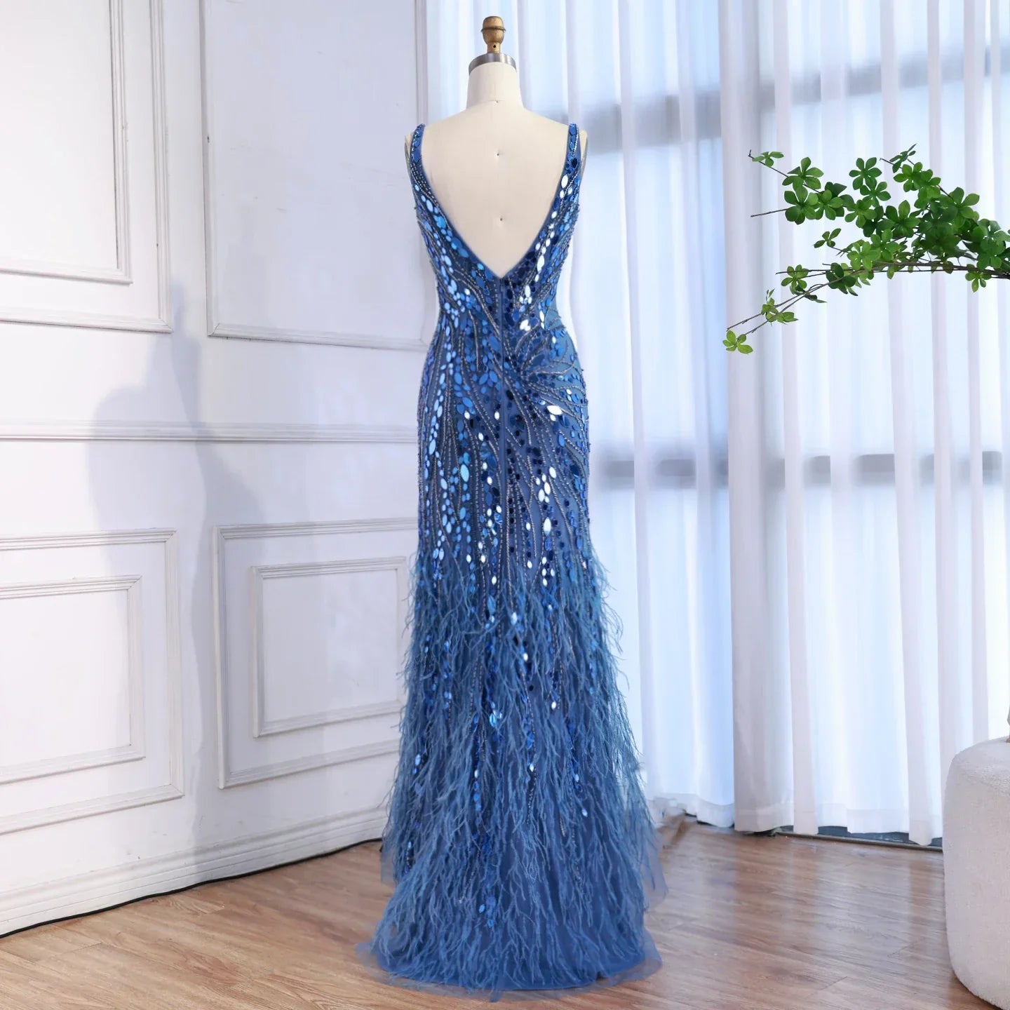 Luxuriöses blaues, perlenbesetztes Feder-Meerjungfrauen-Abendkleid