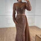 Luxuriöses braunes Meerjungfrauen-Abendkleid mit seitlichem Überrock