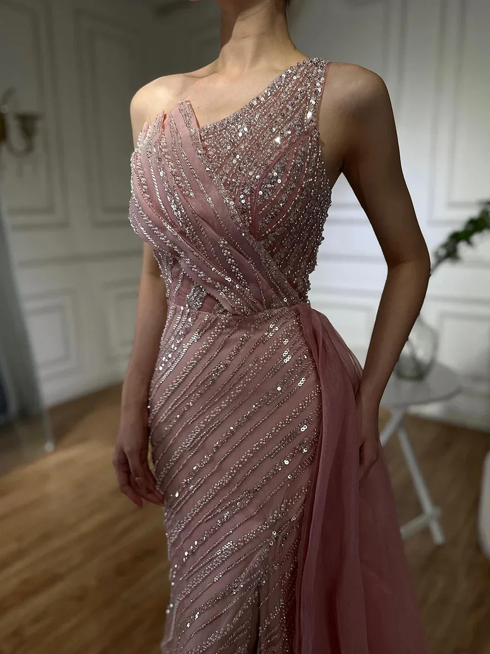 Lujoso vestido de noche saudí azul de Dubái con un solo hombro, abertura y sobrefalda lateral de pedrería para ocasiones formales