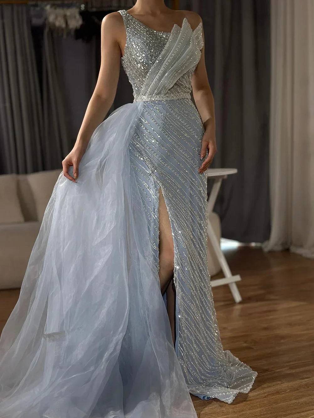Lujoso vestido de noche saudí azul de Dubái con un solo hombro, abertura y sobrefalda lateral de pedrería para ocasiones formales