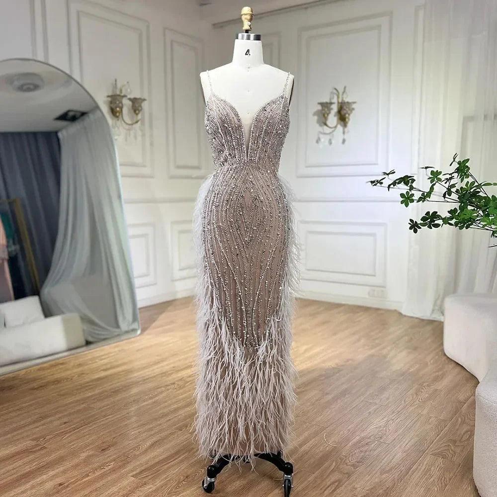 Serene Hill 2024 Weißes, nacktes Meerjungfrauen-Hochzeitskleid mit Perlen und Federn, luxuriöse Partykleider mit Cape-Ärmeln LA72047A 