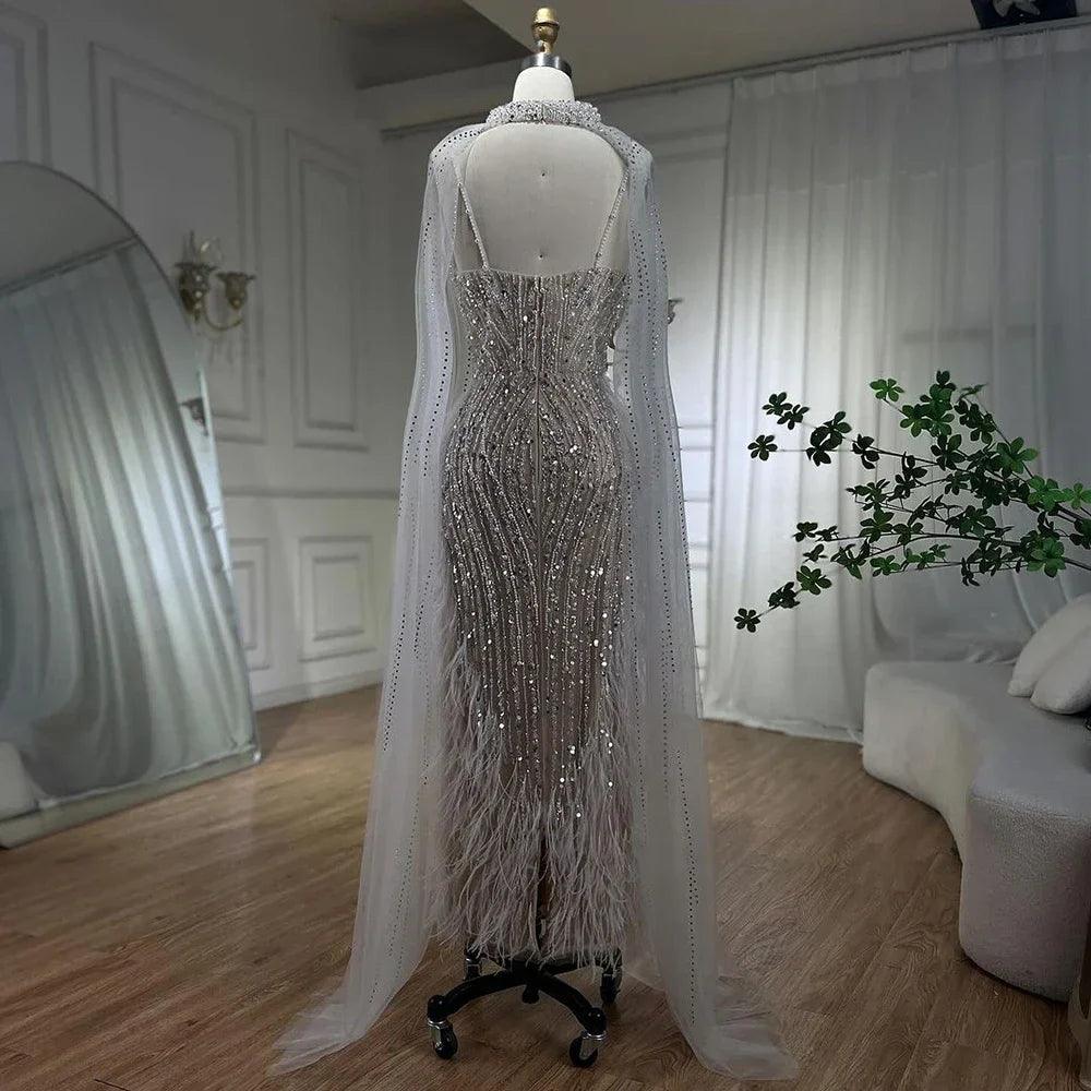 Serene Hill 2024 Weißes, nacktes Meerjungfrauen-Hochzeitskleid mit Perlen und Federn, luxuriöse Partykleider mit Cape-Ärmeln LA72047A 