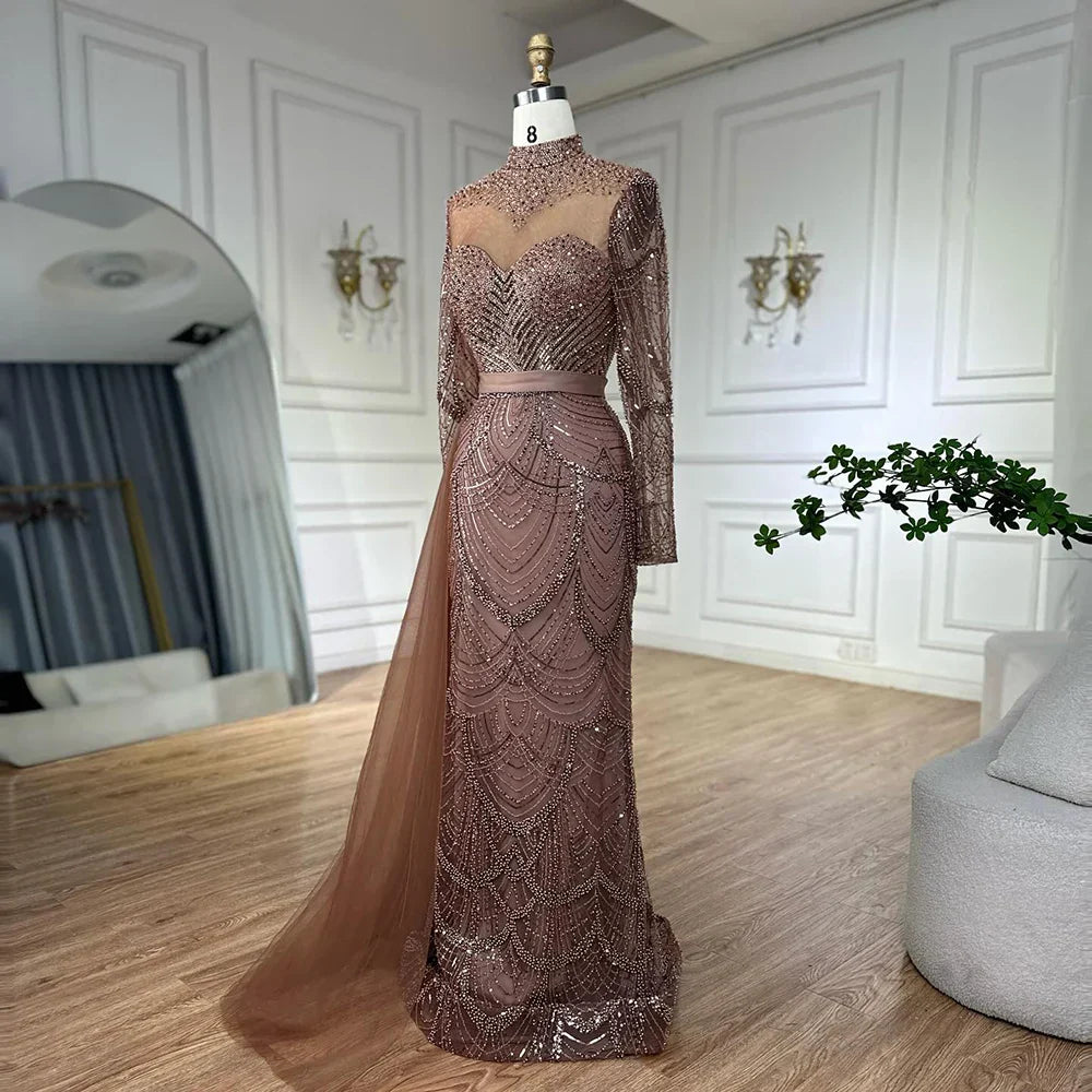 Luxuriöses braunes Meerjungfrauen-Abendkleid mit seitlichem Überrock