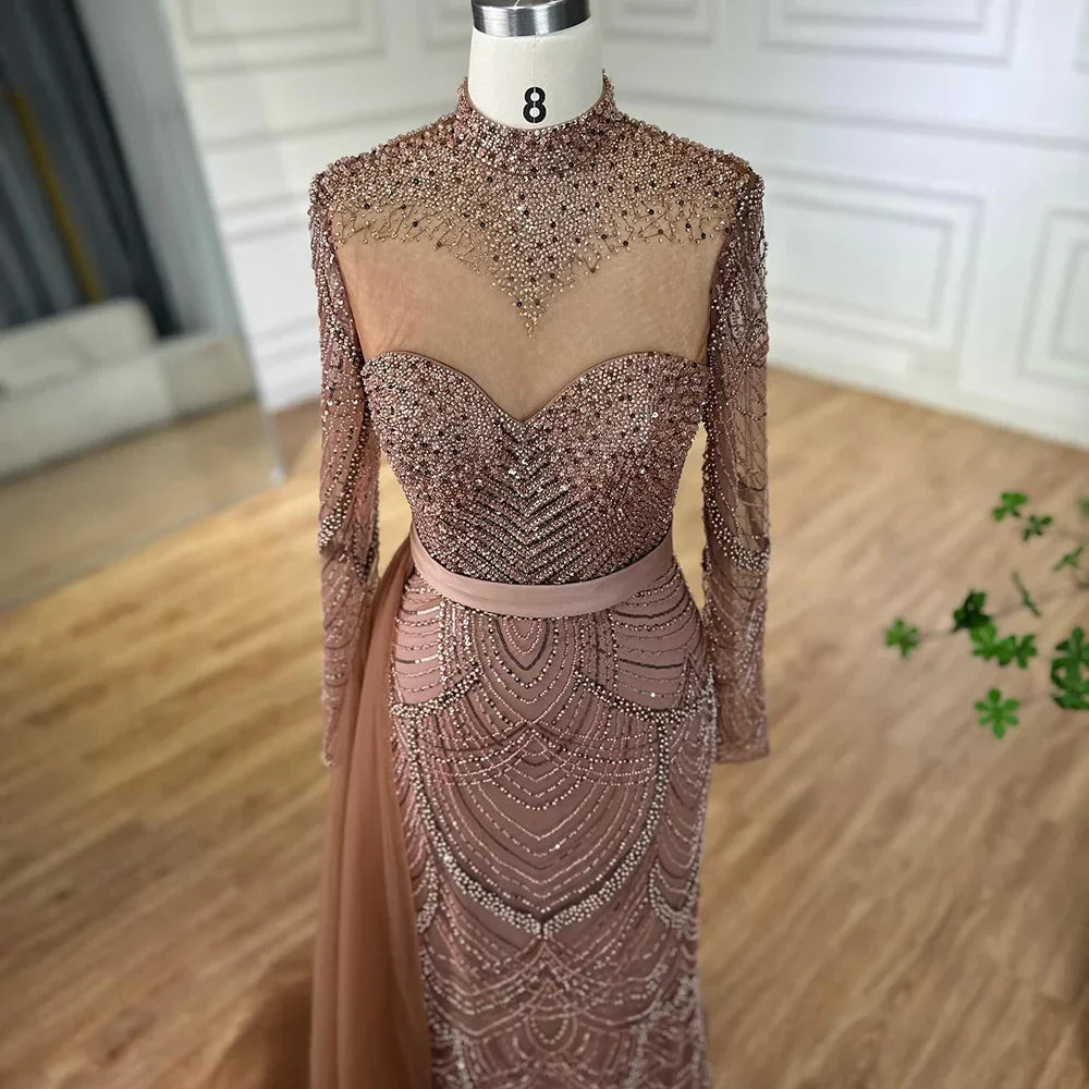 Luxuriöses braunes Meerjungfrauen-Abendkleid mit seitlichem Überrock