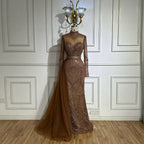 Luxuriöses braunes Meerjungfrauen-Abendkleid mit seitlichem Überrock