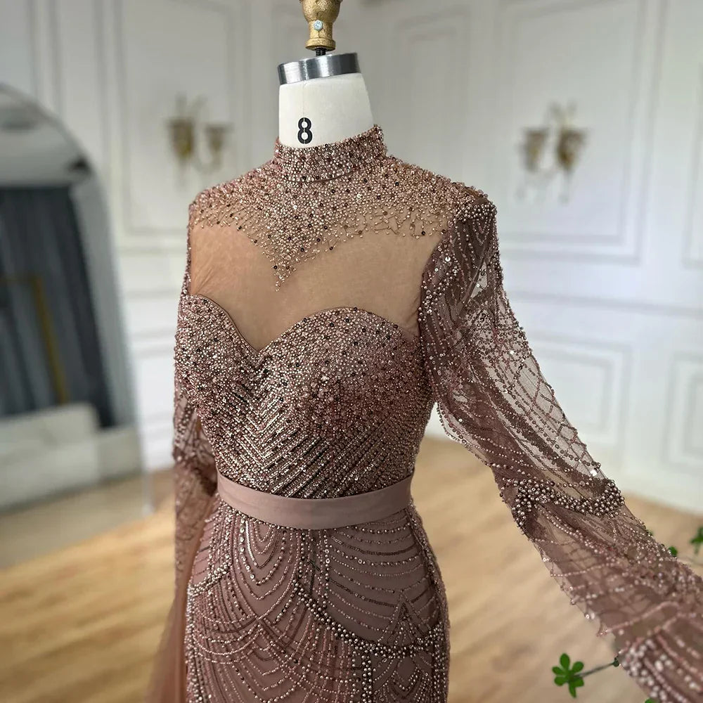Luxuriöses braunes Meerjungfrauen-Abendkleid mit seitlichem Überrock