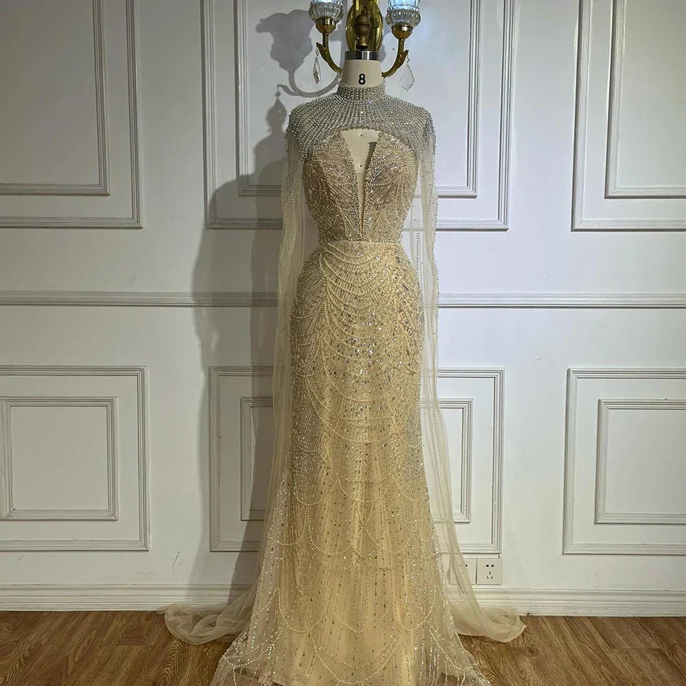 Vestido de noche de lujo con perlas color nude y cola de tul