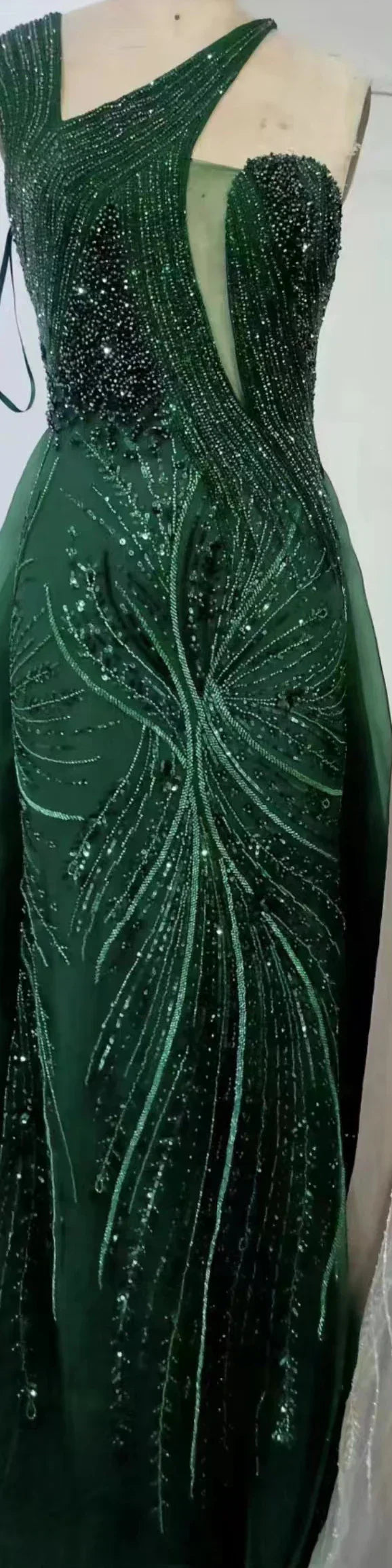 Luxuriöses Dubai Nude Meerjungfrau Abendkleid in Grün mit elegantem One-Shoulder-Überrock für formelle Anlässe