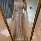 Luxuriöses Dubai Karamell A-Linien-Abendkleid mit Perlenstickerei und Cape-Ärmeln