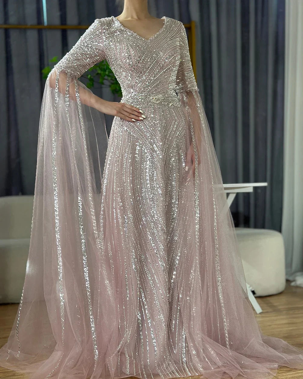 Luxuriöses Dubai Karamell A-Linien-Abendkleid mit Perlenstickerei und Cape-Ärmeln