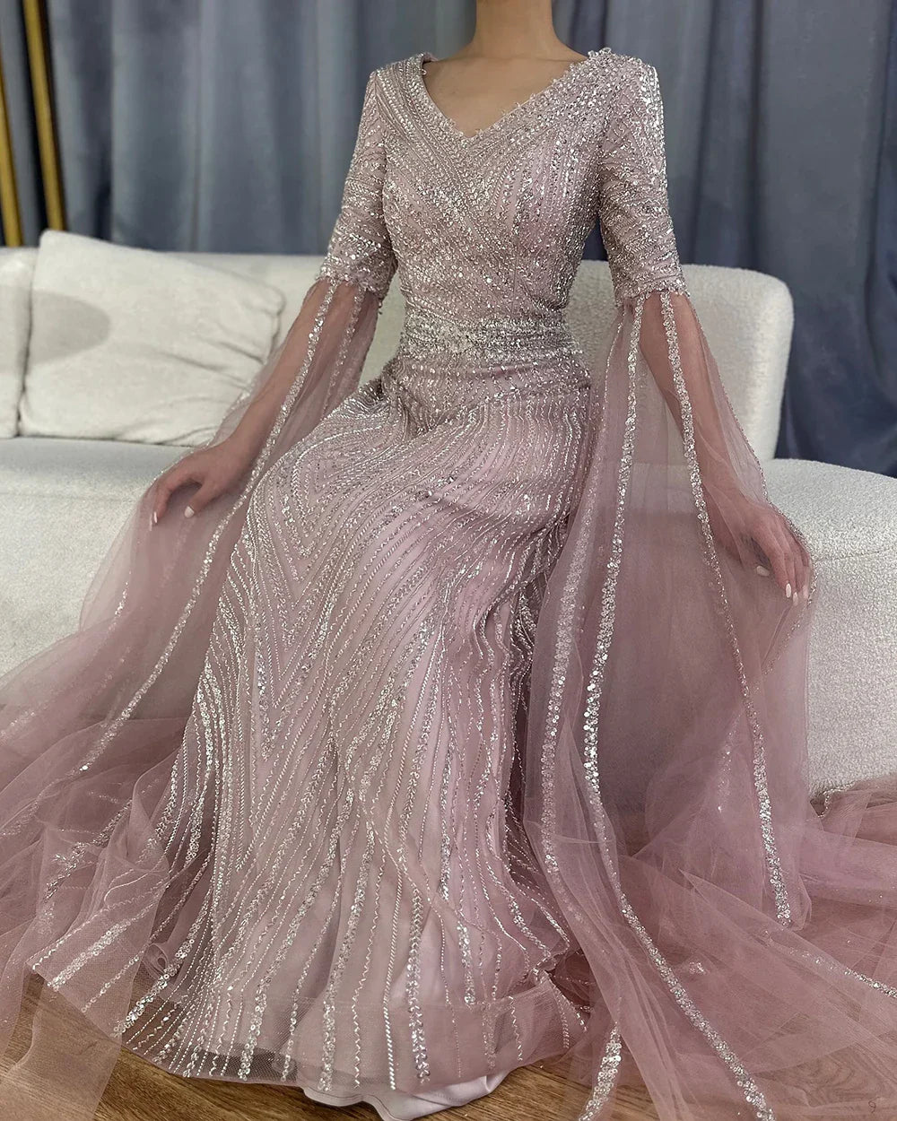 Luxuriöses Dubai Karamell A-Linien-Abendkleid mit Perlenstickerei und Cape-Ärmeln