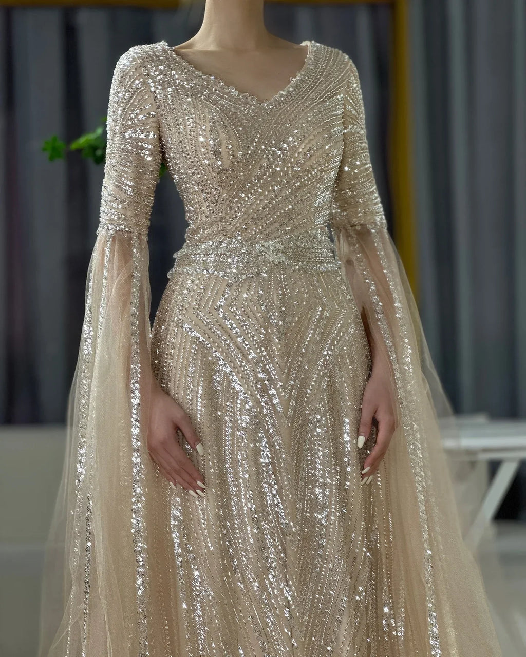 Luxuriöses Dubai Karamell A-Linien-Abendkleid mit Perlenstickerei und Cape-Ärmeln