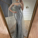 Luxuriöses Dubai Schwarzes Nude Perlenbesetztes Spaghettiträger Abendkleid mit langer Umhang für formelle Anlässe