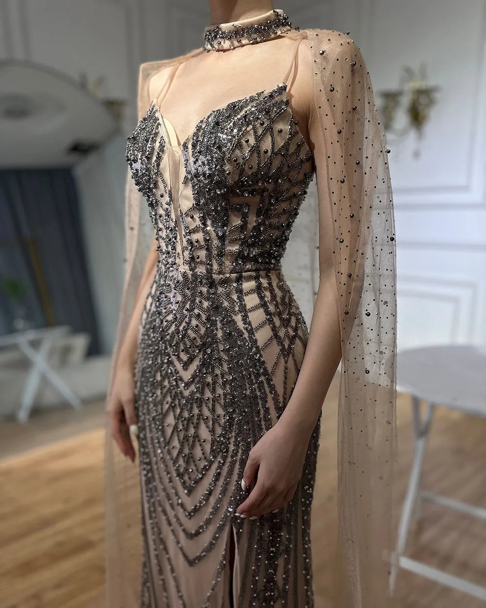 Luxuriöses Dubai Schwarzes Nude Perlenbesetztes Spaghettiträger Abendkleid mit langer Umhang für formelle Anlässe
