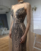 Luxuriöses Dubai Schwarzes Nude Perlenbesetztes Spaghettiträger Abendkleid mit langer Umhang für formelle Anlässe