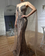 Luxuriöses Dubai Schwarzes Nude Perlenbesetztes Spaghettiträger Abendkleid mit langer Umhang für formelle Anlässe