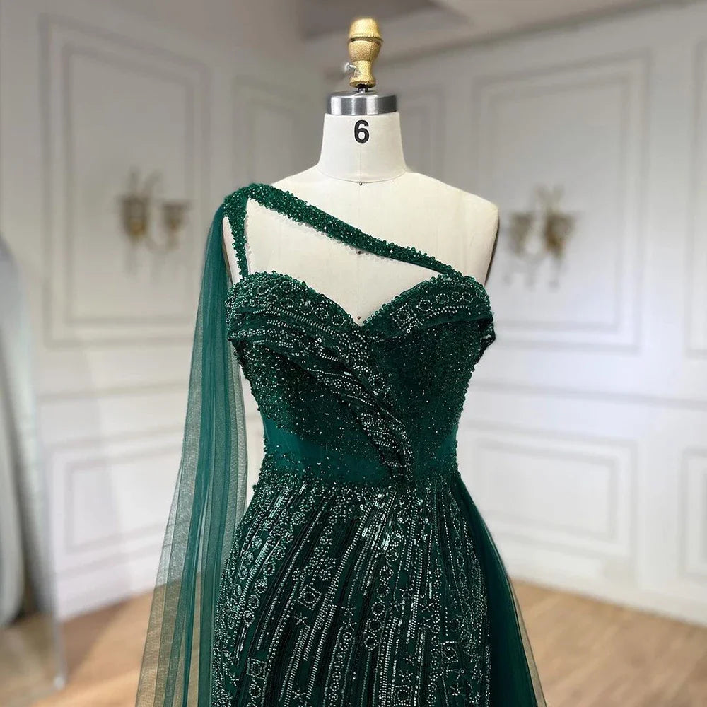 Vestido de noche de sirena de lujo verde con un hombro y capa
