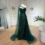 Vestido de noche de sirena de lujo verde con un hombro y capa