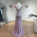 Luxuriöses Meerjungfrauen-Abendkleid in Dubai-Blau mit Perlen und Federn