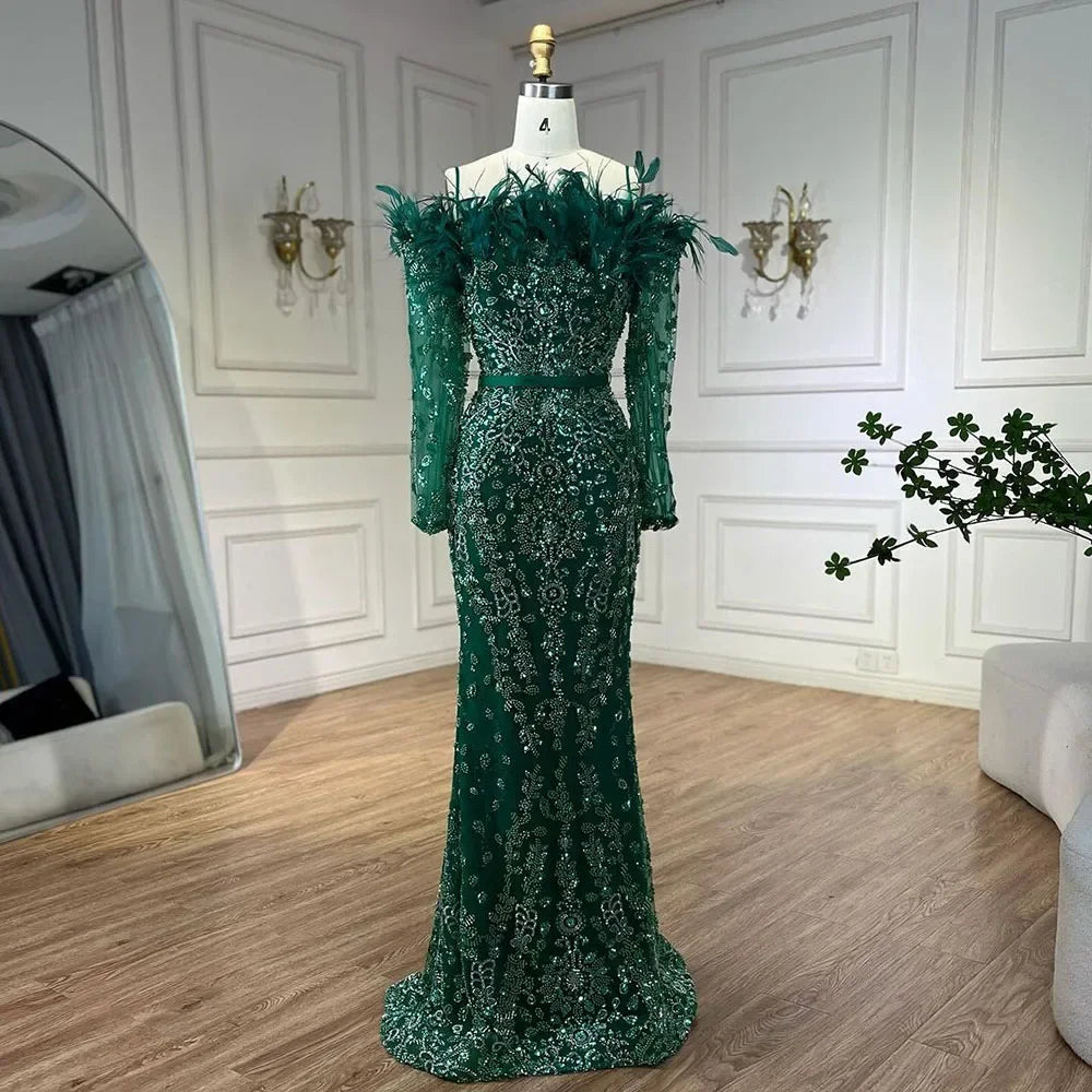 Luxuriöses grünes Abendkleid mit langen Ärmeln, Federn und Perlen aus Dubai