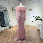 Luxuriöses grünes Abendkleid mit langen Ärmeln, Federn und Perlen aus Dubai