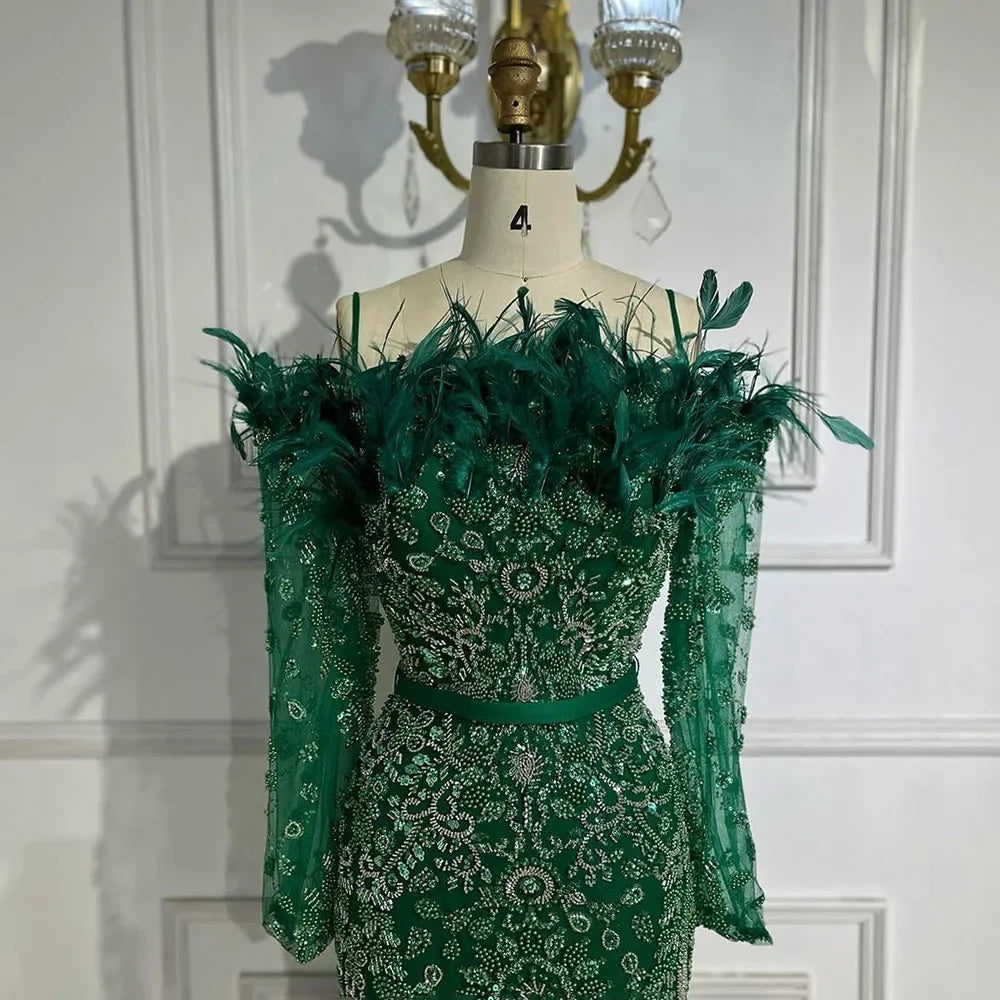 Luxuriöses grünes Abendkleid mit langen Ärmeln, Federn und Perlen aus Dubai