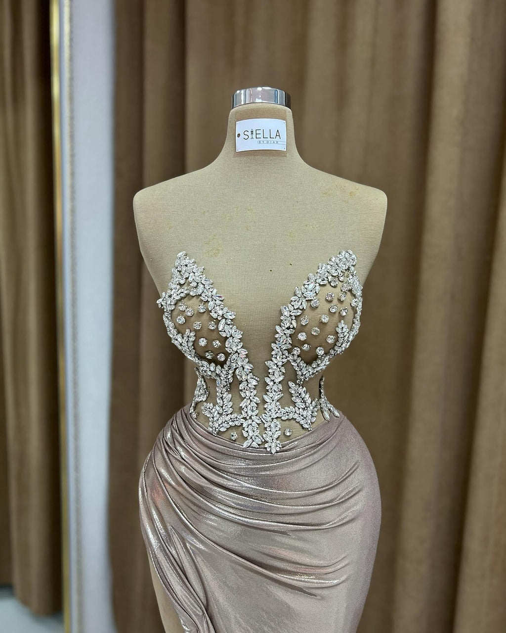 Sexy, säulenförmiges, trägerloses, ärmelloses Ballkleid aus Satin mit Rüschen und Schlitz vorn