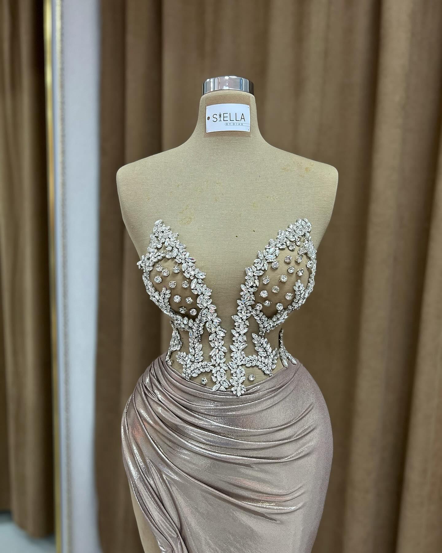 Sexy, säulenförmiges, trägerloses, ärmelloses Ballkleid aus Satin mit Rüschen und Schlitz vorn