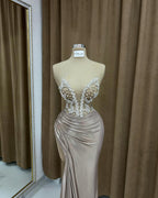 Sexy, säulenförmiges, trägerloses, ärmelloses Ballkleid aus Satin mit Rüschen und Schlitz vorn