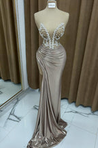 Sexy, säulenförmiges, trägerloses, ärmelloses Ballkleid aus Satin mit Rüschen und Schlitz vorn