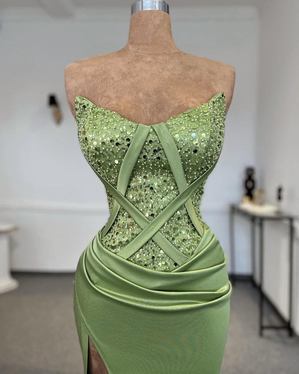 Vestido de fiesta sexy de satén con lentejuelas, sin mangas y sin tirantes, para mujer