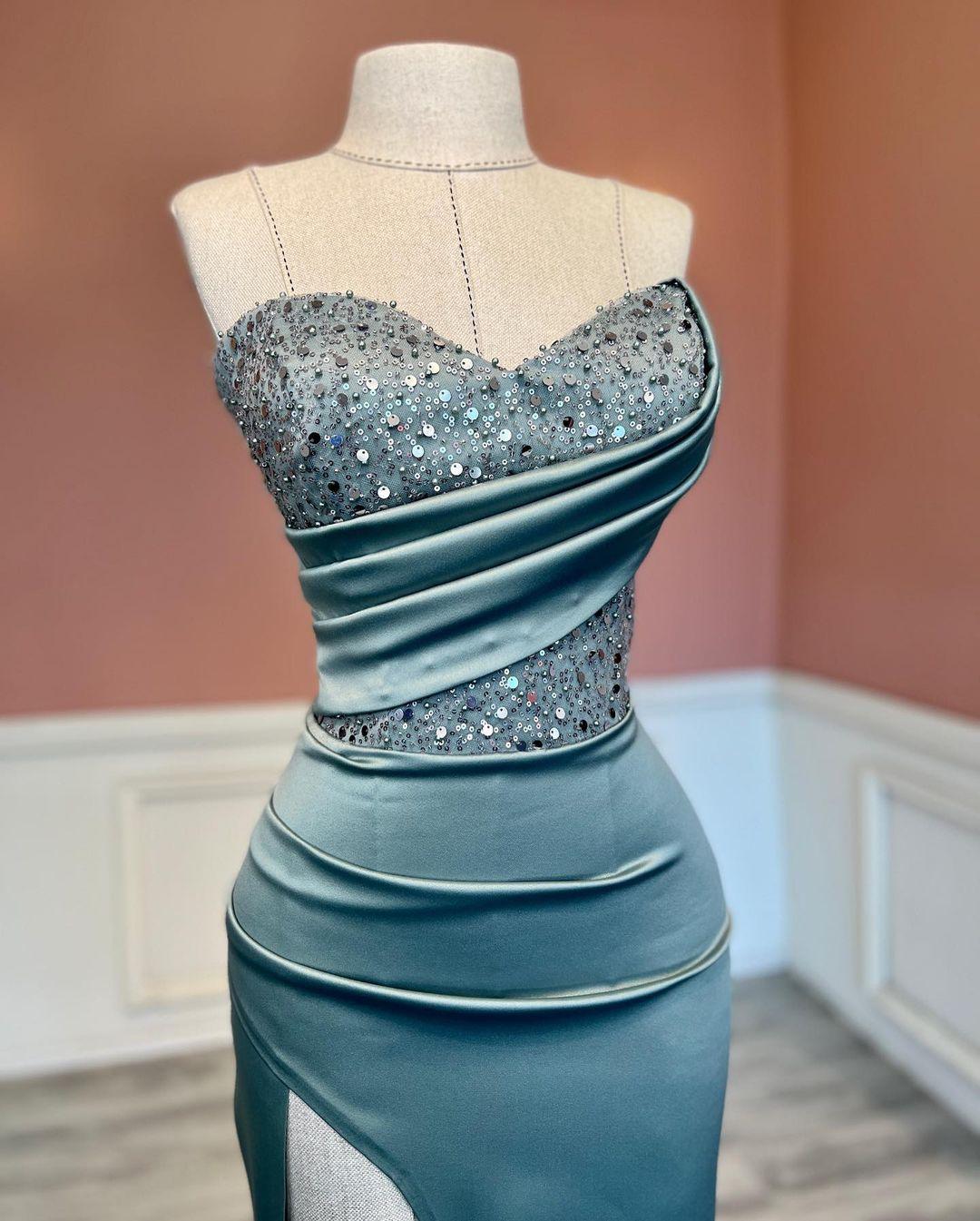 Vestido de fiesta sexy de sirena largo sin tirantes con lentejuelas y cuentas con abertura