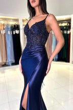 Vestido de fiesta sexy azul marino largo de sirena con escote en V y tirantes finos de encaje con abertura