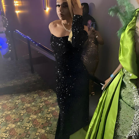 Robe fourreau/colonne en velours à paillettes, épaules dénudées, manches longues, traîne à balayage/pinceau