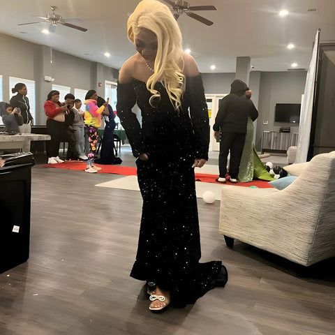 Robe fourreau/colonne en velours à paillettes, épaules dénudées, manches longues, traîne à balayage/pinceau